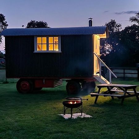 The Delkin Shepherds Huts Castle Combe Exterior foto