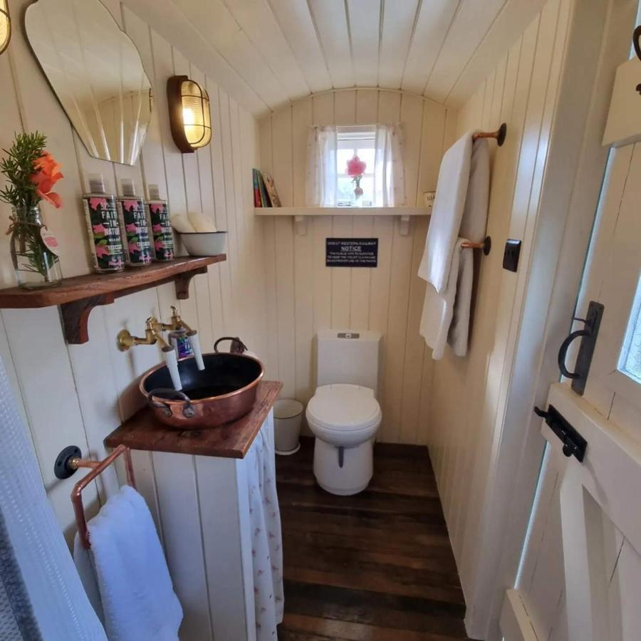 The Delkin Shepherds Huts Castle Combe Exterior foto