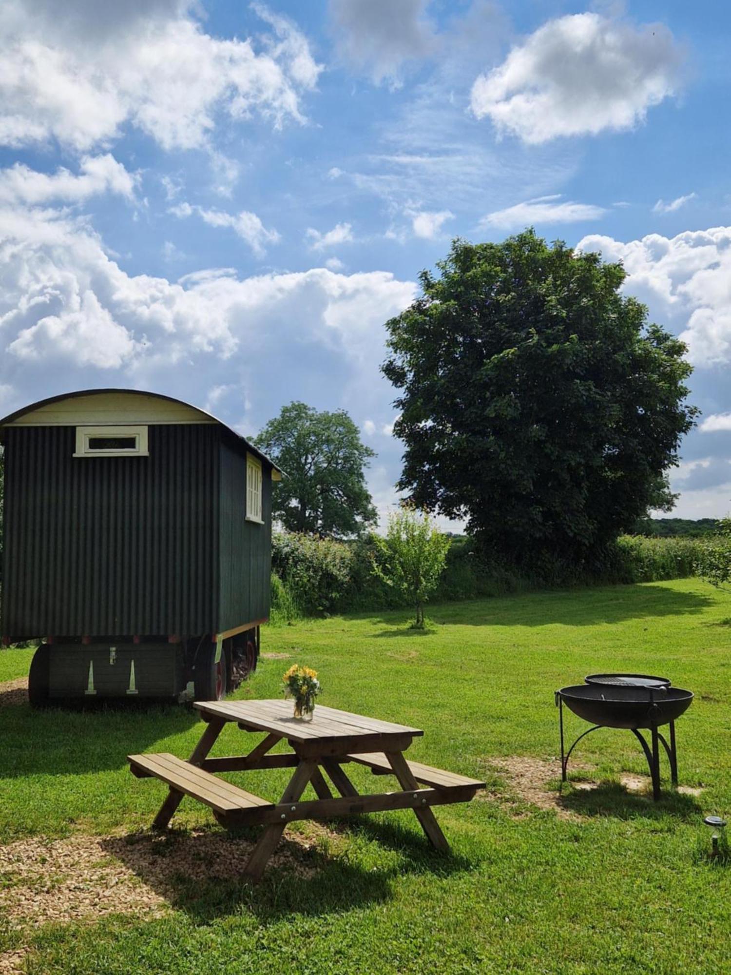 The Delkin Shepherds Huts Castle Combe Exterior foto