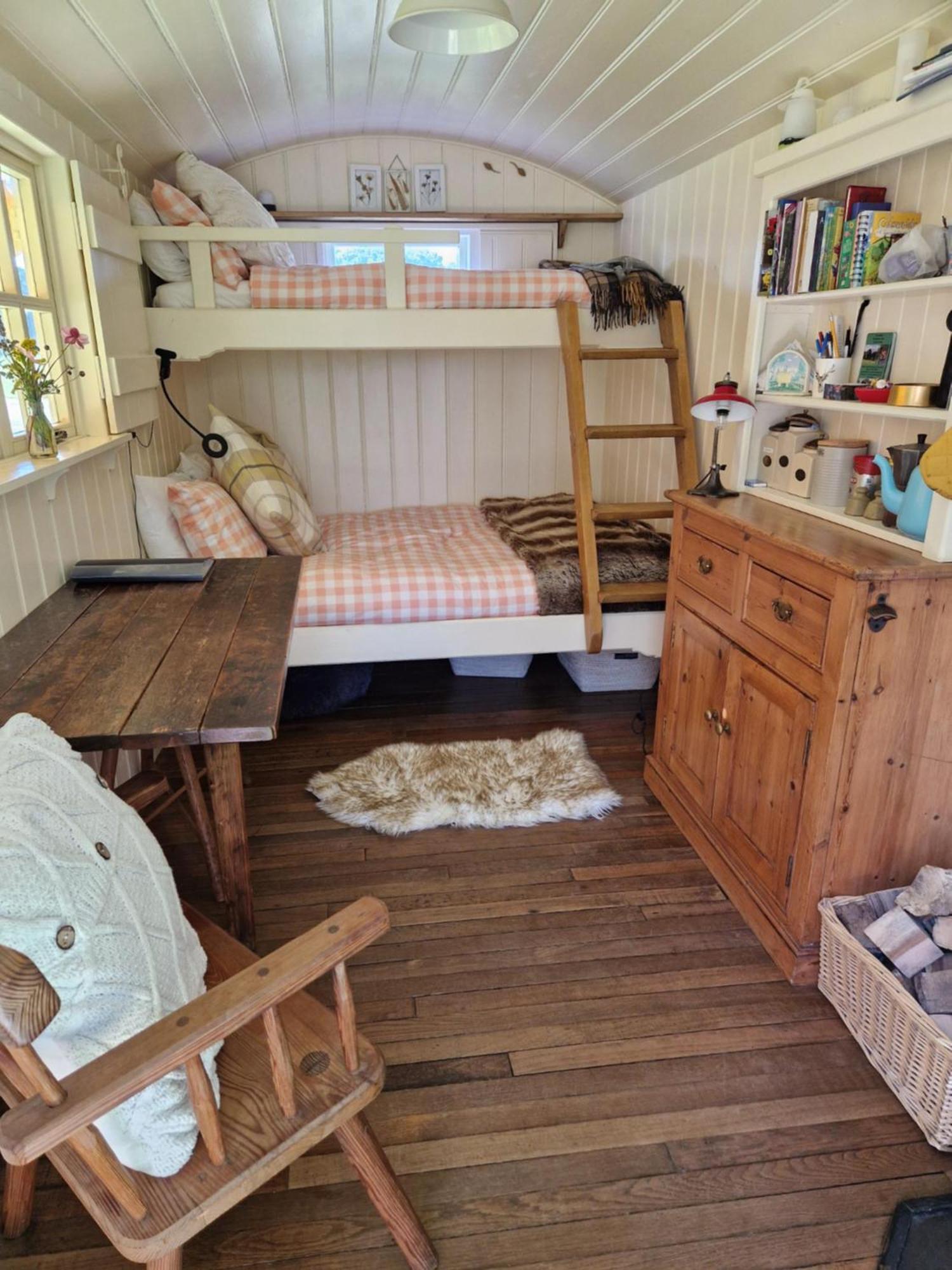 The Delkin Shepherds Huts Castle Combe Exterior foto