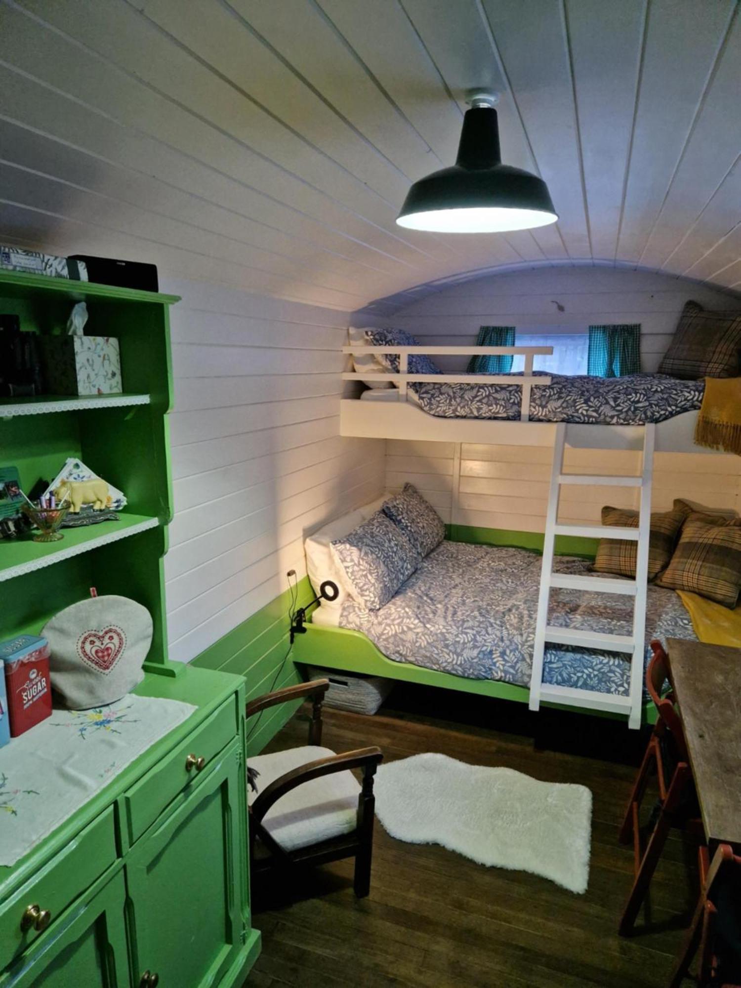 The Delkin Shepherds Huts Castle Combe Exterior foto